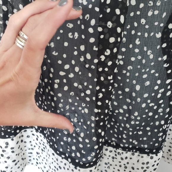 Remy Women's Medium Sleeveless Blouse Tank Top Black Polka Dot V-neck Chiffon - Picture 7 of 8